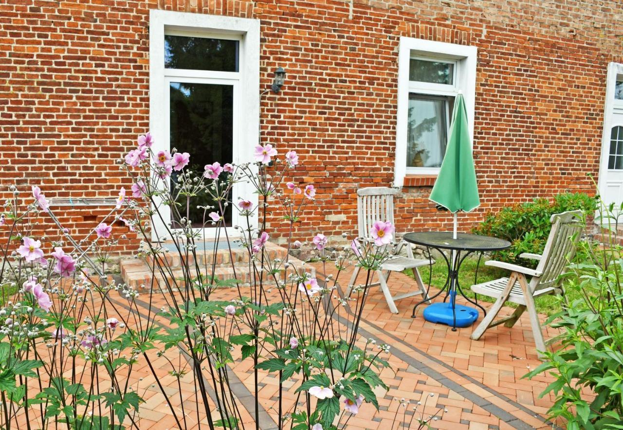Ferienwohnungen Im Gutshaus Gnies Esterno foto