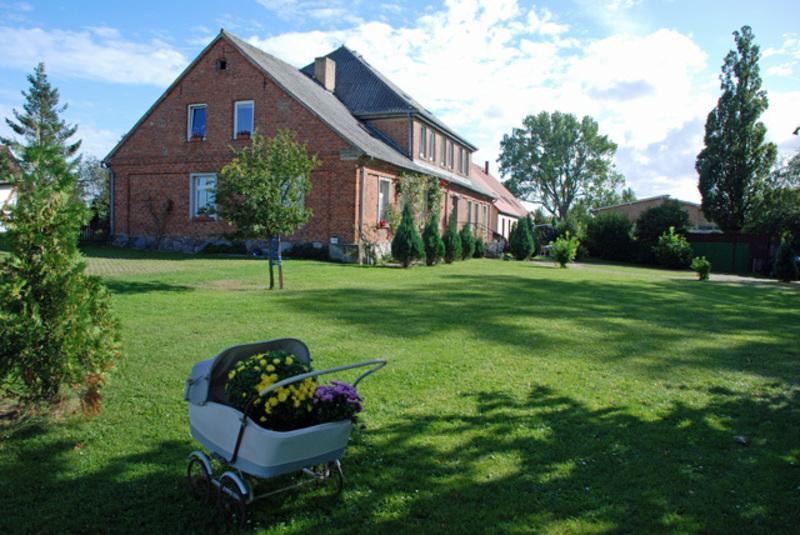 Ferienwohnungen Im Gutshaus Gnies Esterno foto